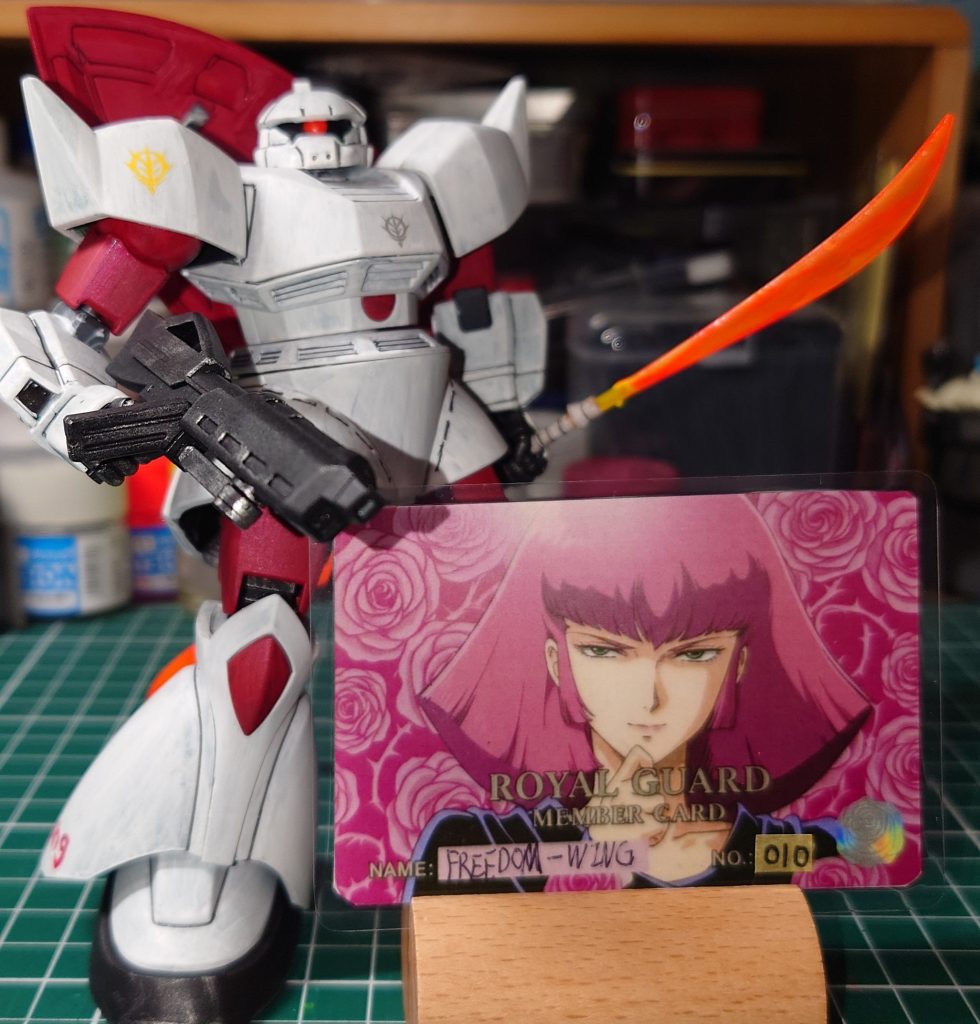 　はい！1/10は我らがハマーン様の生誕祭！ジーク・ハマーン！ジーク・ハマーン！ジーク・ハマーン！　3so4ruomori殿からの宿題、ハマーン様専用機を作る　に応えました！　教習型ゲルググ！　ハマーン専用機！　ロイヤルガード会員証はネットプリントし、縮小カラーコピー　ラミネートして、角は丸くしました！どうですか？　俗物なりに考えました！　あれ？連れてかないで！　銃殺刑はいやぁぁぁぁぁぁ！