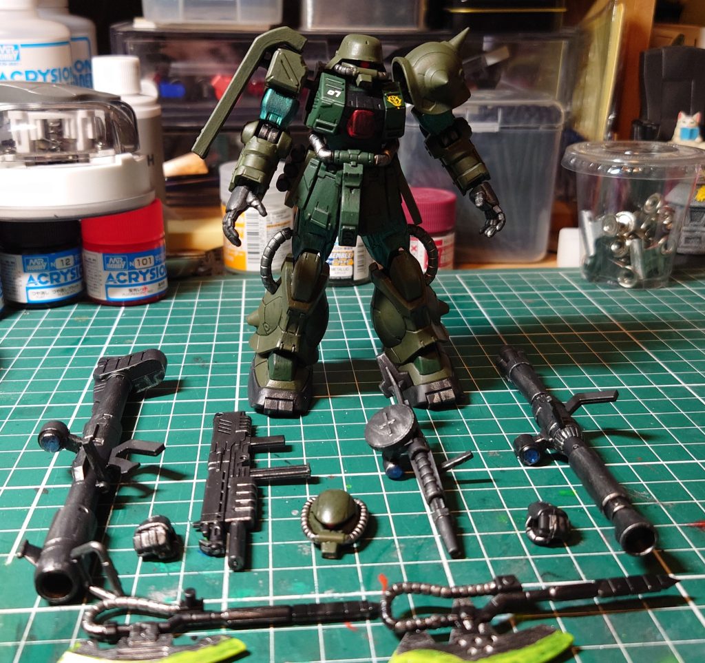 　GフレームFAのザク改、完成！　筆塗り全塗装だよ！　フレームや武装は黒サフ→銀ドライブラシ→つや消しトップコート　スコープはレジン　緑は黒サフ→暗緑色（中島系）・カーキグリーン・メタリックグリーンを部位毎に使い分けています　胴やスカートは暗緑色、二の腕や腿はメタリックグリーン、他はカーキグリーン　デカールワークしてつや消しトップコート　全体に暗めの緑なので、スミ入れは控えめ　今回は武装マシマシ