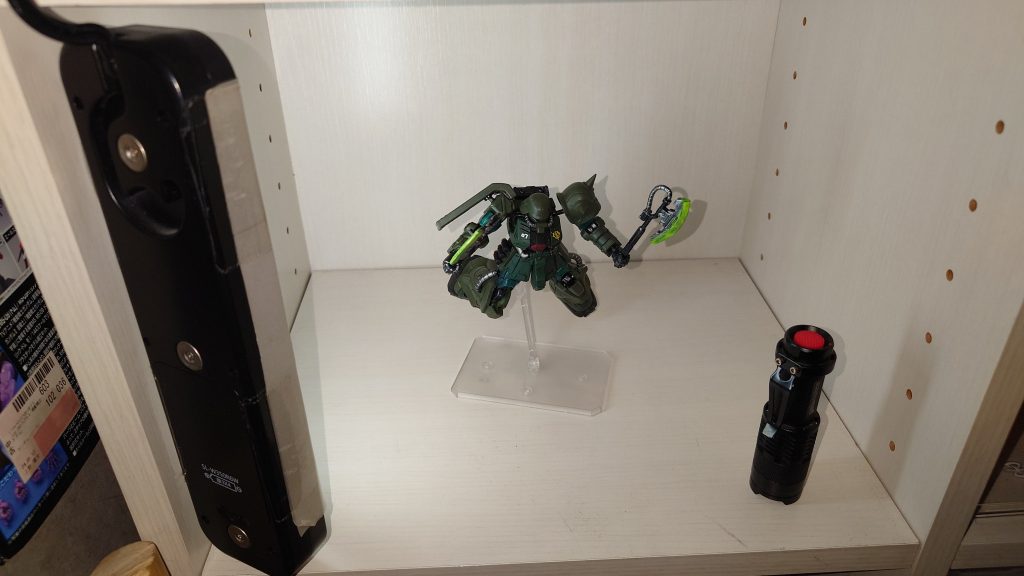 　撮影風景　本棚の一角を撮影ボックスにしています　左に作業灯、右にuvライト　　0080のストーリーはハマらない人なので、今回のショートストーリーにしました