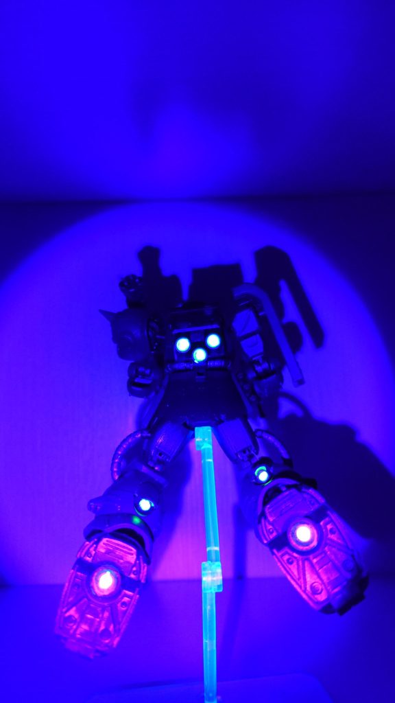 　モノアイやバーニアはuvライトで光ります　安心してください　笑