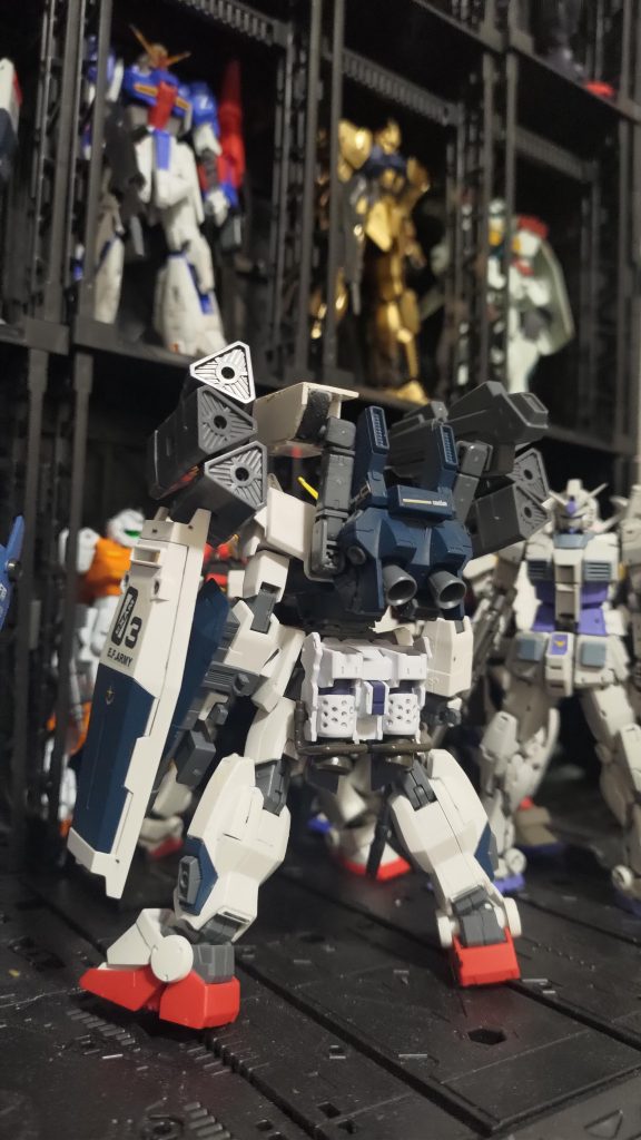 海外製（笑）のジムスパ（意味深）武器セットに付属していたリアアーマーを付けてみたら何とか合ったので後は暇なときに本体を加工せずにバズーカラックを取り付けてみます。またまた一時報告です。今回はリアアーマーを外して、用意した武器セット付属のリアアーマーを付けるだけでした（笑）