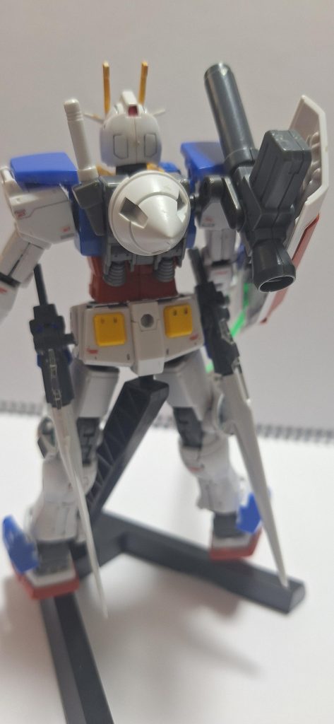 背部にはGNドライブとバックパックにキャノン砲を装備。キャノンは30mmのもの。