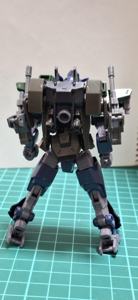 バックパックには機動力向上のためのブースター改修が行われ、小回りを更によくしている。腰回りには増加装甲を装着