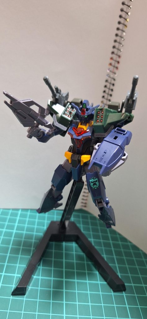 両肩にはミサイルランチャーを装備し、バックパックには二門の機関砲による武装増強が行われた。射撃武器は従来通りのコアスプレーガン。シールドはガンダムMk-IIを参考にしたデザインで、二枚重ねにすることで対弾防御性能を向上させている。