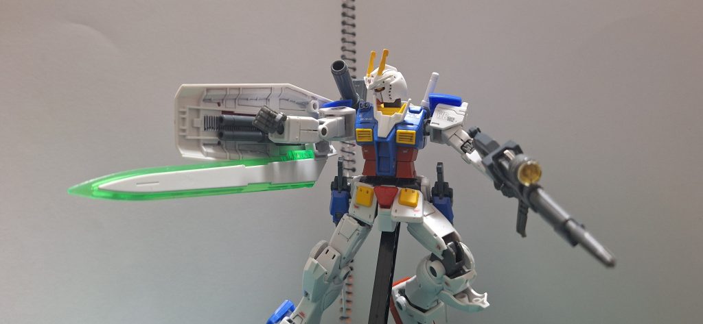 GNシールドソードⅢ、シールド機能の他に内側にキャノン二門と剣を兼ね備えた遠近攻防をこなす万能武器。連邦の盾が剣になり、フルアーマーガンダム腕の二門砲みたいなものをつけたくて作りました。