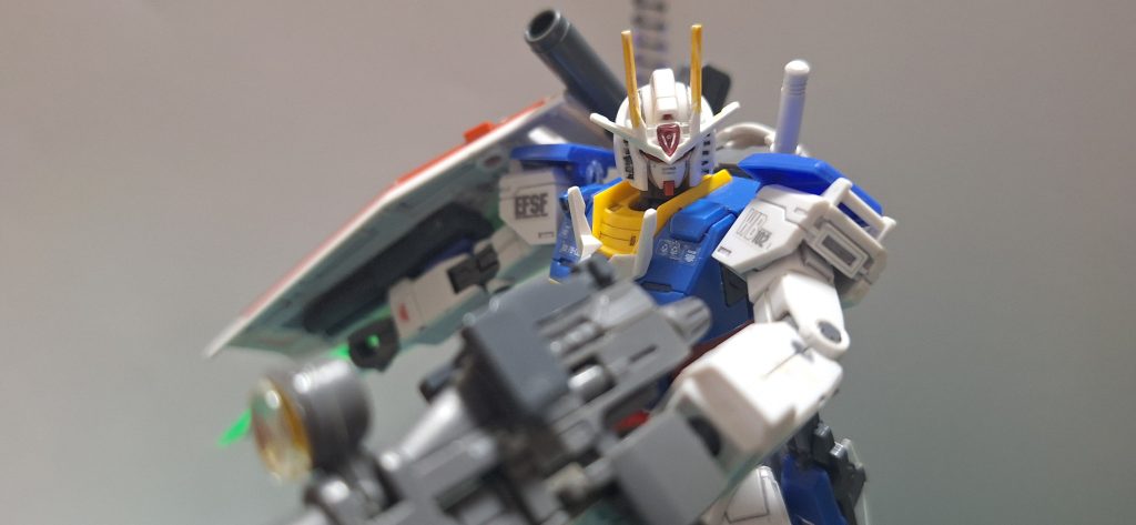 ビームライフルはGN粒子を撃ち出すと共に、肩のGNキャノンによる遠距離射撃を行う。