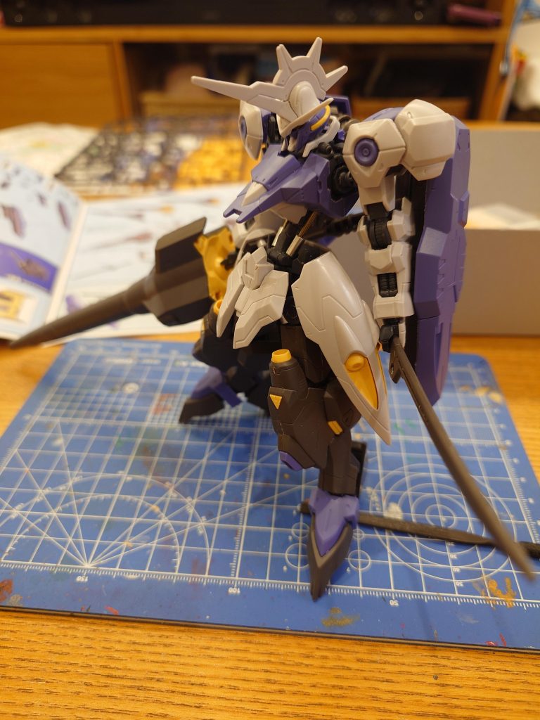 基本工作まで。肩部も前腕もパーツをノコギリでバラして合わせ目消ししてます。脚部はムズ過ぎて断念。胸部フレームにボールデンボールアームズのボールジョイントを移植してます。延長した分シリンダーが短いので真鍮線とメタルパーツでシリンダー自作してます。