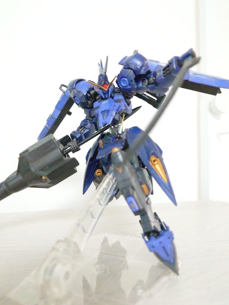 ある意味ラスボスなのに、主人公ムーブすぎるので、色味をダークに。