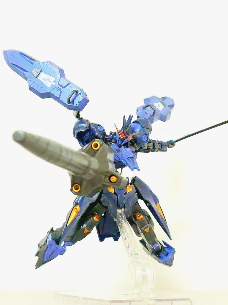 鉄血シリーズは安価で改造しがいがあって、パーツも数なくて色分けのしがいがあって楽しいです。形部さんのデザイン最高です。