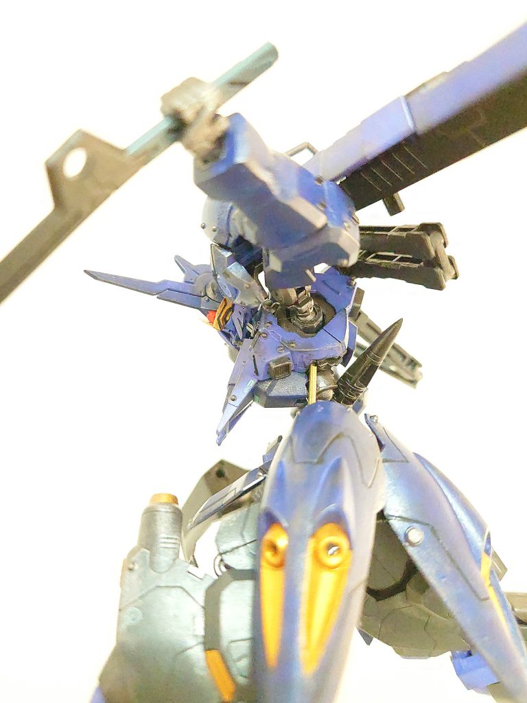 元のキマリスヴィダールがかっこよすぎるので基本はそのまま。胸部にボールジョイントを仕込んで前かがみできるようにしつつ、胴延長。