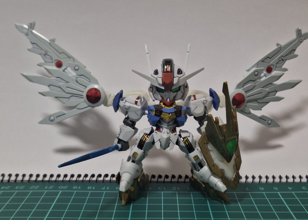 製作途中の正面から勇者のようなシールドとビームサーベルは、機動力を活かして敵をすれ違い様に切り裂く戦法に用いられる。