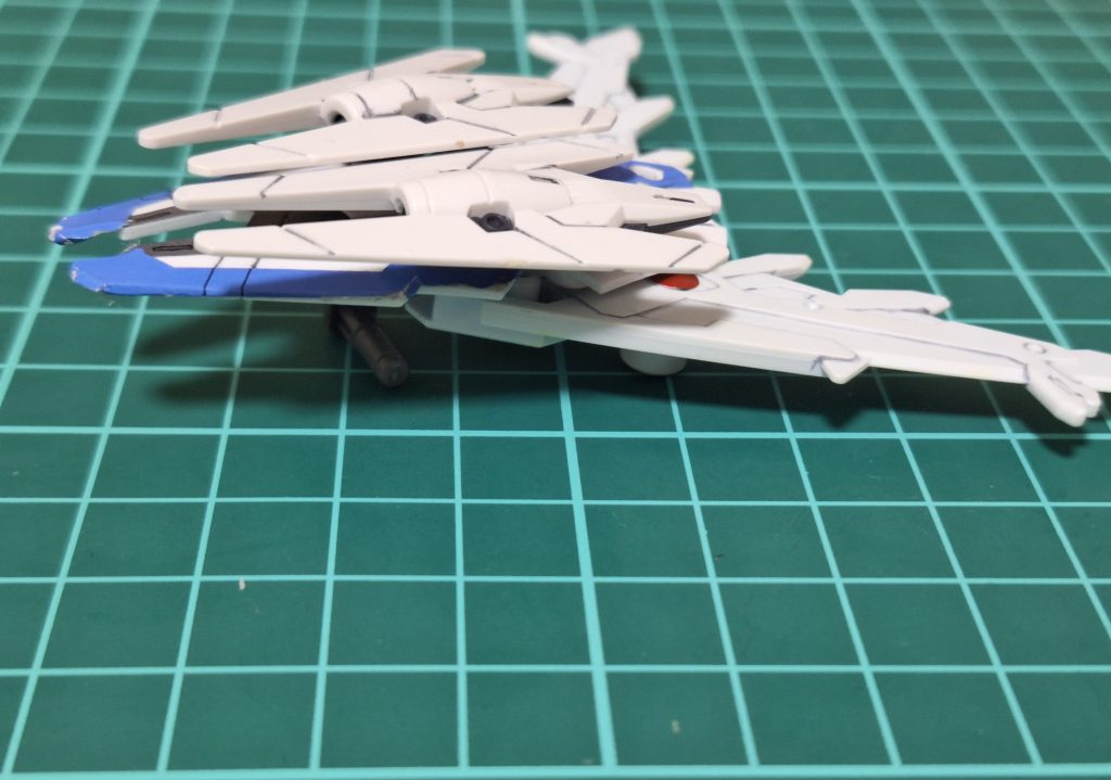 バックパックのウィング、両肩のビット、手のビームサーベルを一つにしたガンビットアローーによる高威力の弓矢による射撃を可能にしている。エアリアル改修型のライフルのように、合体武器を作りました。装備した状態での撮影は撮り忘れ。