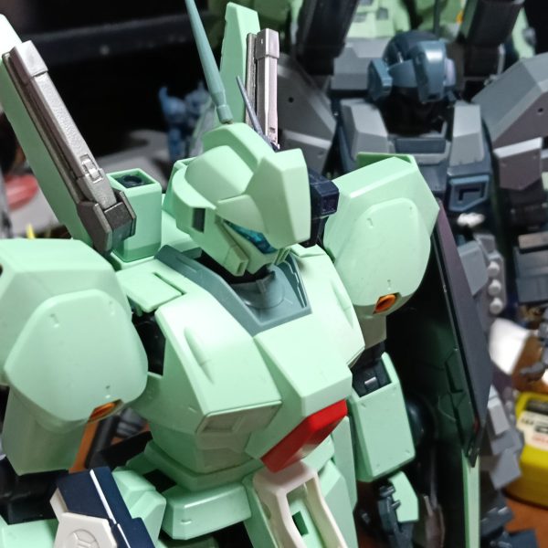 発売当時に作りかけてたのが発掘されました。・（νのライフルを）スナイパーライフルっぽく。僕らの世代はマークⅡのバズーカをロケットランチャーにしてライフルに付けるのはマスト？ですよね。・マークⅡのビームサーベルマウントを取付。・リアアーマーを取付。バズーカを装備できます。（3枚目）