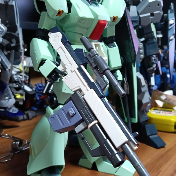 発売当時に作りかけてたのが発掘されました。・（νのライフルを）スナイパーライフルっぽく。僕らの世代はマークⅡのバズーカをロケットランチャーにしてライフルに付けるのはマスト？ですよね。・マークⅡのビームサーベルマウントを取付。・リアアーマーを取付。バズーカを装備できます。（2枚目）