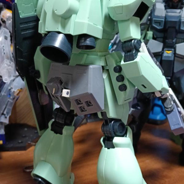 発売当時に作りかけてたのが発掘されました。・（νのライフルを）スナイパーライフルっぽく。僕らの世代はマークⅡのバズーカをロケットランチャーにしてライフルに付けるのはマスト？ですよね。・マークⅡのビームサーベルマウントを取付。・リアアーマーを取付。バズーカを装備できます。（4枚目）