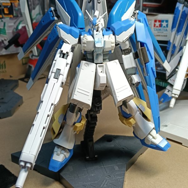 これまた（模様替え中に）発掘された制作途中品。ファンネルを1/100に。HWSはそのままではサイズが合わず苦戦した記憶が…胸の増加装甲はSDのν、脚はパワードジム？をベースにしたガンダムビルドファイターズ？の機体から。その後、ver.kaのhi-νが発表されものすごく影響を受けてシールドを背負ってみたり。（2枚目）