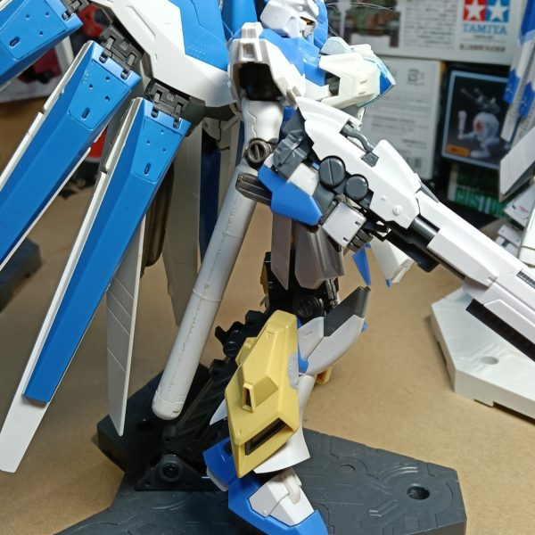 これまた（模様替え中に）発掘された制作途中品。ファンネルを1/100に。HWSはそのままではサイズが合わず苦戦した記憶が…胸の増加装甲はSDのν、脚はパワードジム？をベースにしたガンダムビルドファイターズ？の機体から。その後、ver.kaのhi-νが発表されものすごく影響を受けてシールドを背負ってみたり。（3枚目）