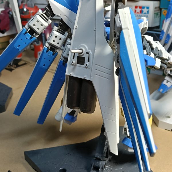 これまた（模様替え中に）発掘された制作途中品。ファンネルを1/100に。HWSはそのままではサイズが合わず苦戦した記憶が…胸の増加装甲はSDのν、脚はパワードジム？をベースにしたガンダムビルドファイターズ？の機体から。その後、ver.kaのhi-νが発表されものすごく影響を受けてシールドを背負ってみたり。（4枚目）
