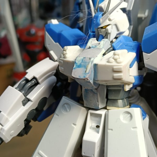 これまた（模様替え中に）発掘された制作途中品。ファンネルを1/100に。HWSはそのままではサイズが合わず苦戦した記憶が…胸の増加装甲はSDのν、脚はパワードジム？をベースにしたガンダムビルドファイターズ？の機体から。その後、ver.kaのhi-νが発表されものすごく影響を受けてシールドを背負ってみたり。（6枚目）