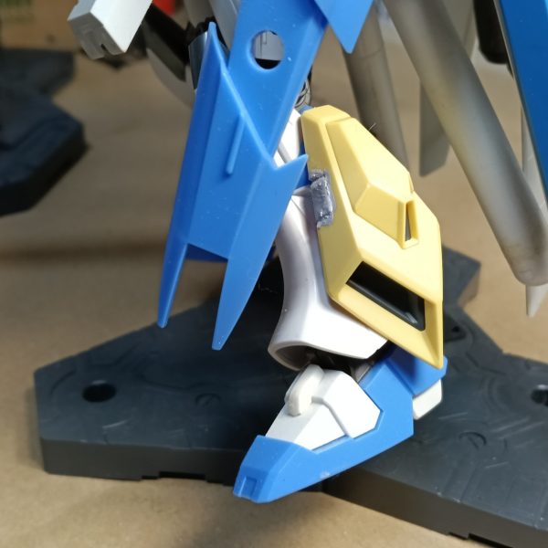 これまた（模様替え中に）発掘された制作途中品。ファンネルを1/100に。HWSはそのままではサイズが合わず苦戦した記憶が…胸の増加装甲はSDのν、脚はパワードジム？をベースにしたガンダムビルドファイターズ？の機体から。その後、ver.kaのhi-νが発表されものすごく影響を受けてシールドを背負ってみたり。（5枚目）