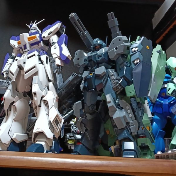 ジェスタキャノンと並べたらかなり背が低かったので、シナンジュスタインの脚を換装。とりあえずコレで様子見。（2枚目）