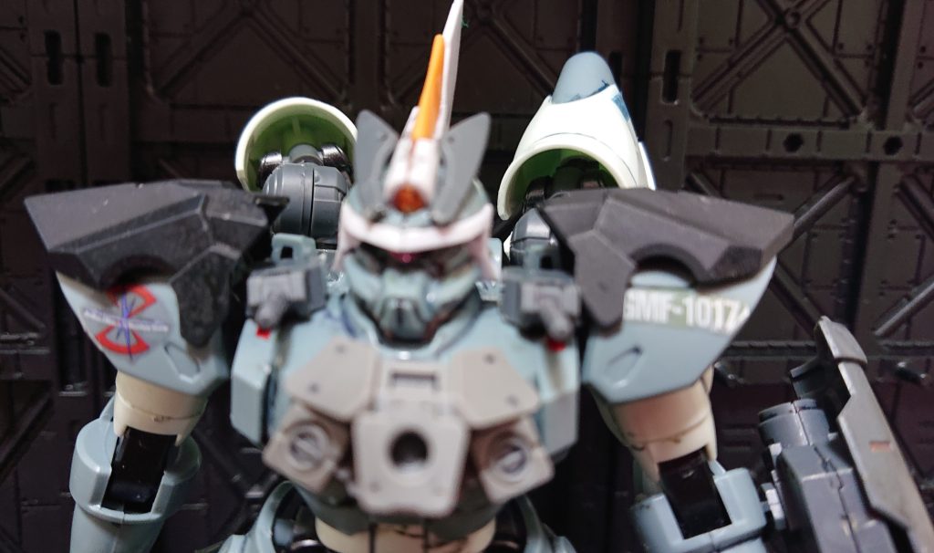 兜のような頭部の追加２本角には、センサー拡充による索敵・敵機体捕捉の効果が高まっている。両肩には17mmCLWSを装備しミサイル迎撃に活用、配置位置や性能は後にインパルスガンダムの胸部CLWSへと活かされた。