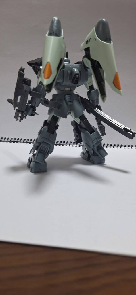 オプション装備として、エースパイロットから近接戦闘武器の拡充を求める声が多く、既存のジン装備にはバリエーションが存在しなかった。両腰には日本刀型の実体剣であるMA-M14 重切刀と、短刀型のMA-M20 斬伐刀を装備しており、ジンハイマニューバのデータが反映されている。これにより対MS戦での二刀流や剣術など戦法の幅を広げることに繋がった。