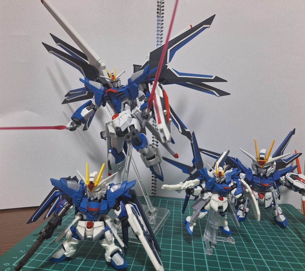 左からモビリティジョイント、HG、モビルスーツアンサンブル、SDです！いや～、ライフリこんなに集めたのは自分でも驚き。映画冒頭のアクション何度も見返したし好きになりました。