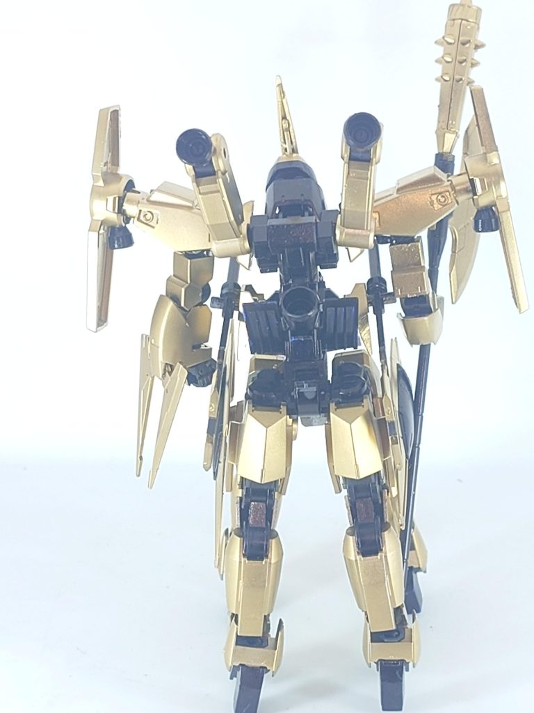 最大の特徴は神話に登場する半人半馬を彷彿とさせる四つ足。荒れた環境での走破性能の向上を狙ってのものだが、改造を主導した士官的には質量増加による不穏分子への威圧が主目的だったとか。