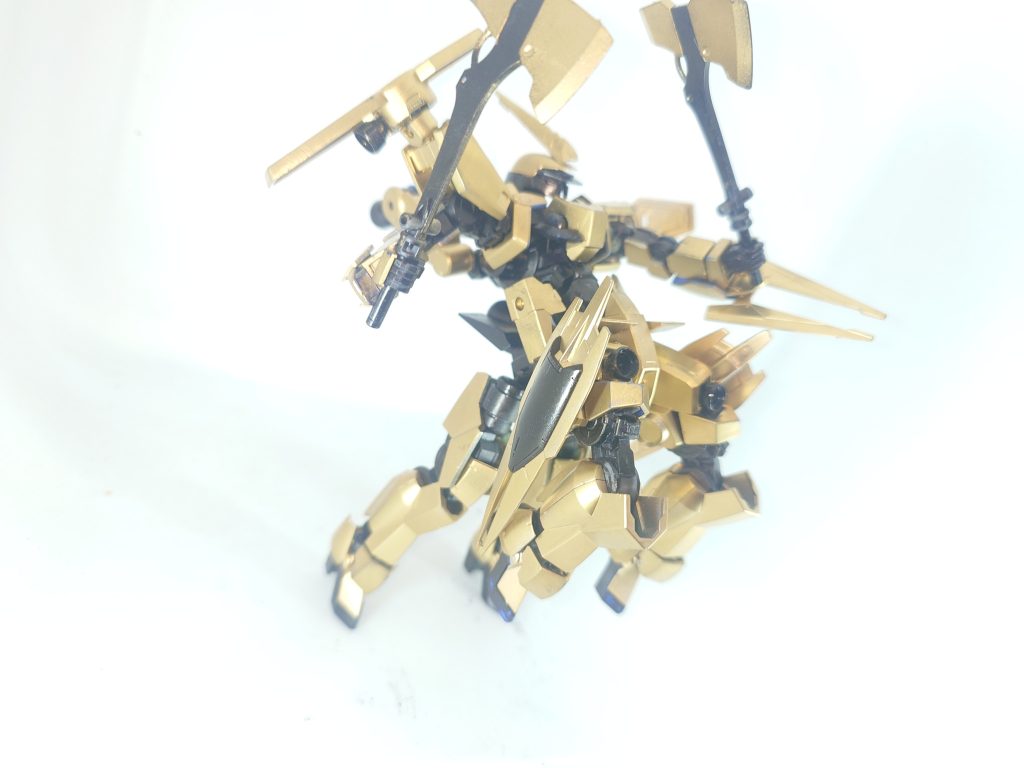 グレイズにも用いられるハンドアックス。ハルバードを喪失した時の保険。本機の運用思想上火器を搭載していないため代わりとして２本装備している。以下アクションポーズ