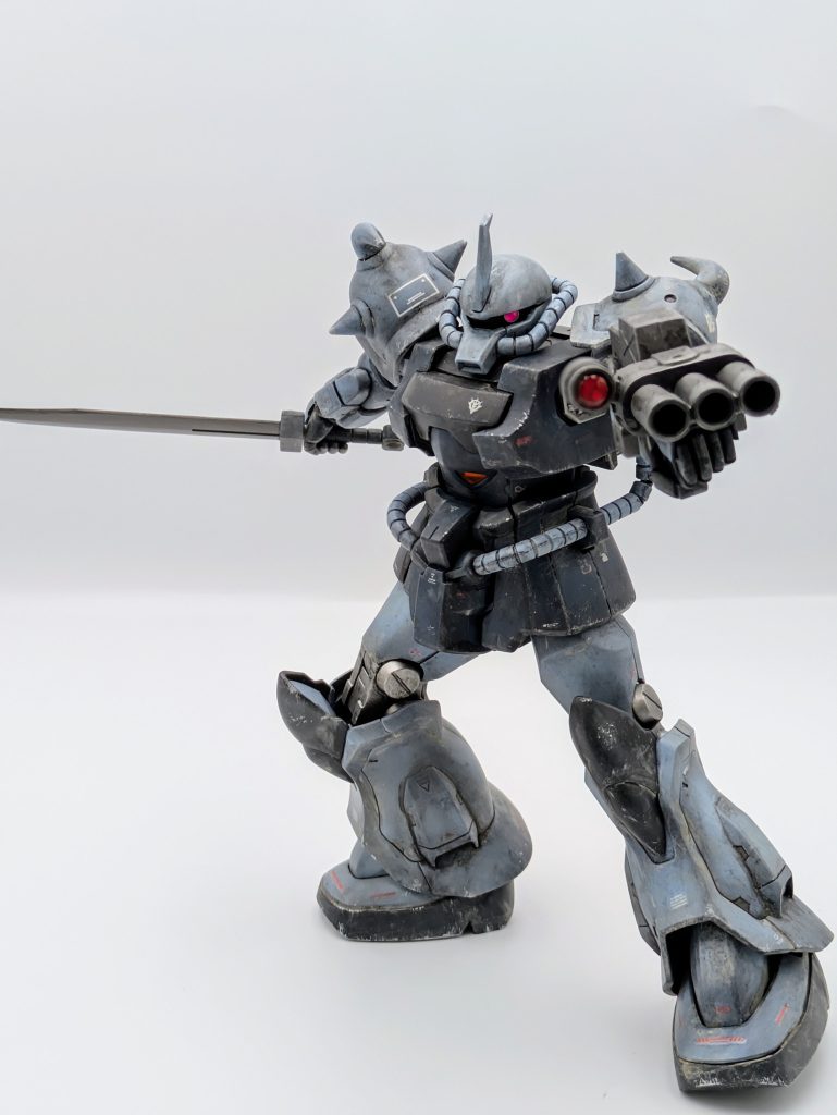 最後まで観ていただきありがとうございます。このキットは、誕生日に友人からプレゼントされたので、いつもより気合を入れたつもりでしたが、4度もエナメル割れが発生したということは、汚しすぎだったかもしれません。しかしながらモノアイの稼働と改造手首のおかげで劇中の魅力を引き出せたとも思います。キット自体も優秀で、合わせ目が肩と踝くらい。さらにパーツごとに組んで塗りやすい。という素晴らしいものでした。そして何よりグフカスタムはカッコイイ。