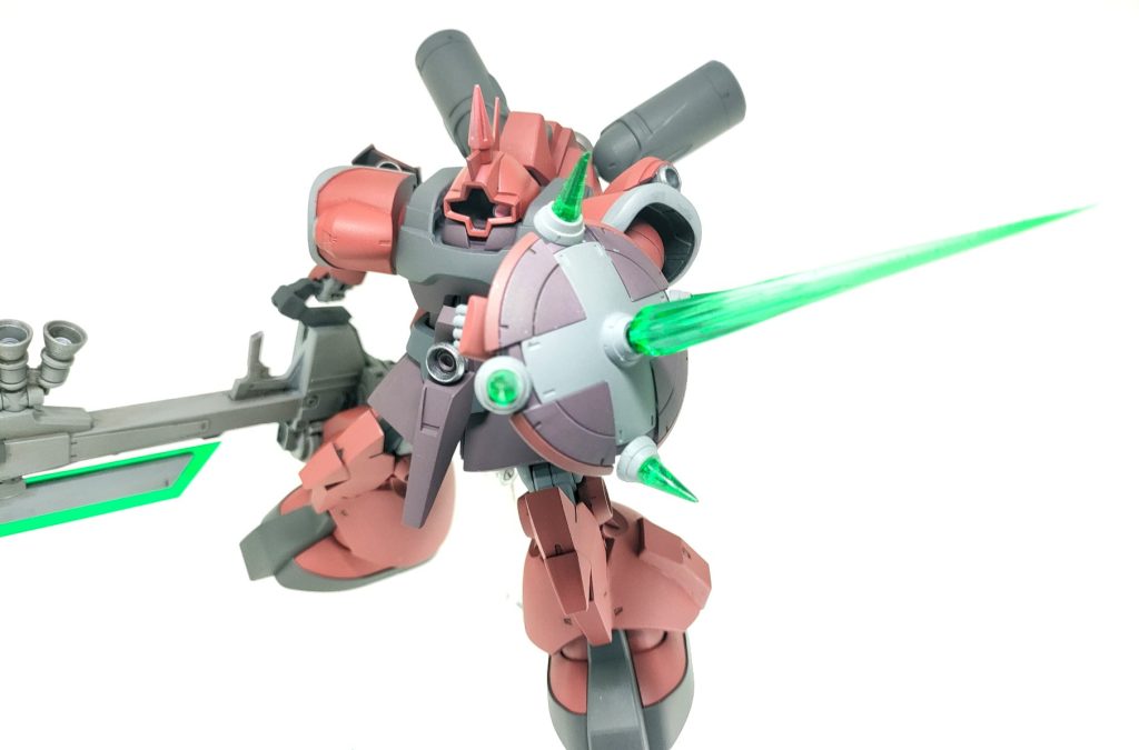 左腕のビームスパイクシールドです。タックルして、押し当てて、突き刺します。