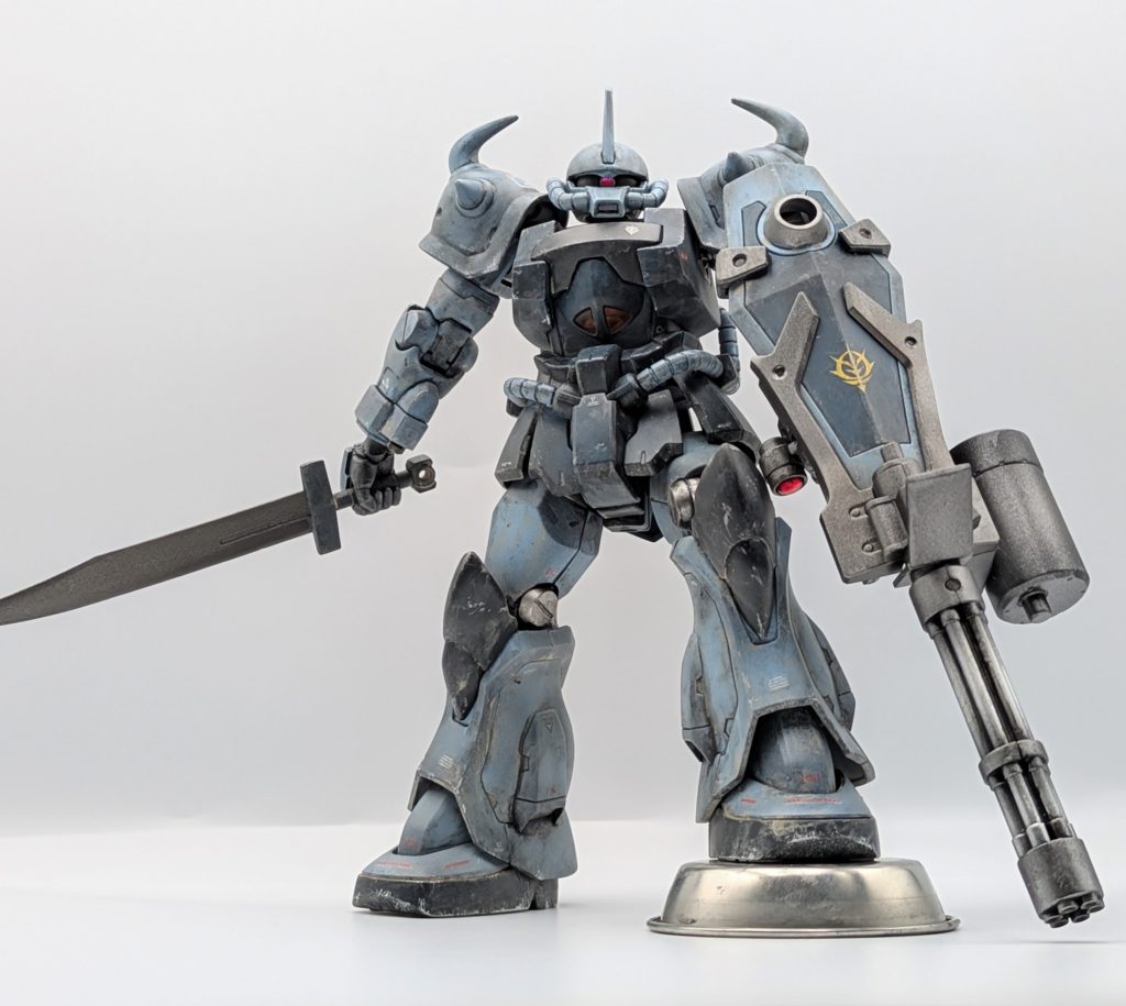 グフカスタムといえばこのポーズ。このためにスカートの左右を独立可動化させ、手首を改造したと言えます。