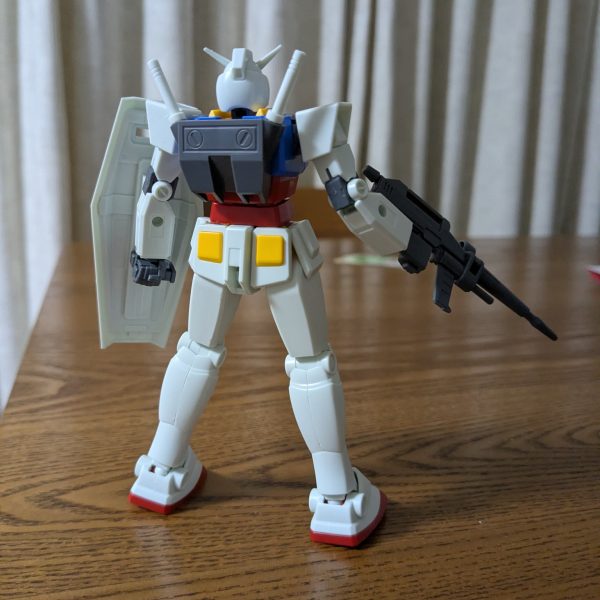 アニメ版風のガンダムを作りたいと思い、EGガンダムにベストメカコレクションのガンダムをミキシングしてみたら、思いのほか無改造でパーツ嵌めできてしまったので投稿してみました。ミキシング組み合わせは下記です頭、胴、腕、腰：EGガンダム肩、脚、バックパック：ベストメカコレクション肩アーマーはEGの構造に合わせて削ってあげたほうがカッチリ嵌まるとは思いますが仮付けでもそこそこマッチしていました。特に脚が無改造で一応嵌まるとは思ってなかったので、かなりお手軽ミキシングができたなあと発見でした。バックパックは若干緩いですが2軸穴で嵌めれます。（2枚目）