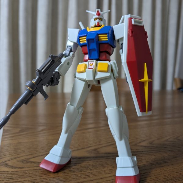 アニメ版風のガンダムを作りたいと思い、EGガンダムにベストメカコレクションのガンダムをミキシングしてみたら、思いのほか無改造でパーツ嵌めできてしまったので投稿してみました。ミキシング組み合わせは下記です頭、胴、腕、腰：EGガンダム肩、脚、バックパック：ベストメカコレクションライフルはBGのものを流用肩アーマーの穴はEGの構造に合わせて少し削ってあげるだけでカッチリ嵌まります。特に脚が無改造で一応嵌まるとは思ってなかったので、かなりお手軽ミキシングができたなあと発見でした。バックパックは若干緩いですが2軸穴で嵌めれます。（2枚目）