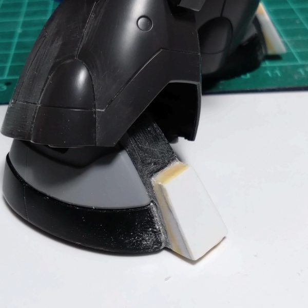 妄想途中から何となく手を出してみました。まずは気になった足の形をドムっぽくしたくなりプラ棒、プラ板にパテで穴埋めしてヤスリで仕上げ制作してみました。（2枚目）