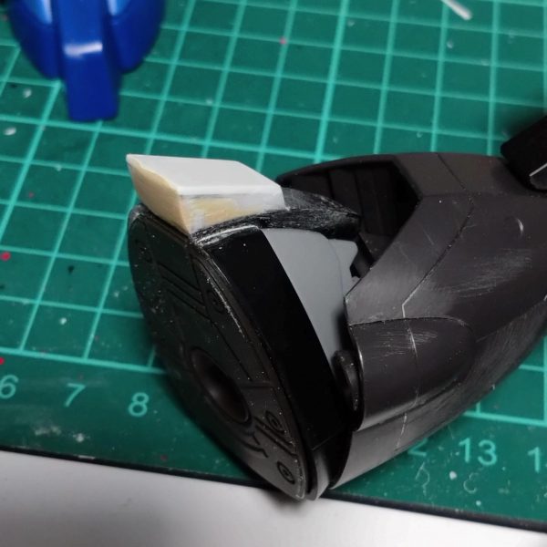 妄想途中から何となく手を出してみました。まずは気になった足の形をドムっぽくしたくなりプラ棒、プラ板にパテで穴埋めしてヤスリで仕上げ制作してみました。（3枚目）