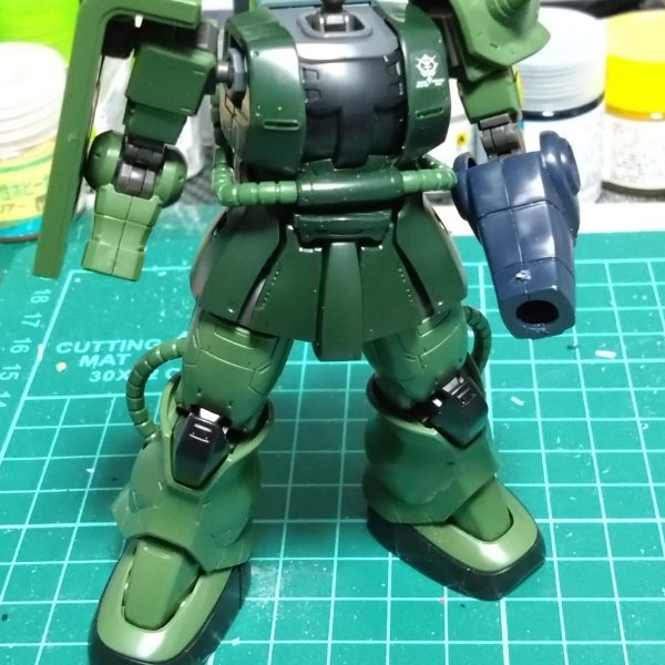 写真のバズーカなのですがMGとHGでは全長にあまり差が無いんですね。HGに持たせても全然違和感なしでした。最近疲れ気味だったので進んでませんが色々とミキシング等試してみましたがジャンクパーツを無駄にしないようにと考えちょっとアイナザク風違うザクとなりそうです。HGの腕にMGつけたりしてみましたがコレまた違った形で面白いかもです。&nbsp;（2枚目）