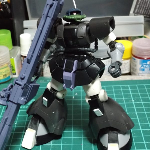 写真のバズーカなのですがMGとHGでは全長にあまり差が無いんですね。HGに持たせても全然違和感なしでした。最近疲れ気味だったので進んでませんが色々とミキシング等試してみましたがジャンクパーツを無駄にしないようにと考えちょっとアイナザク風違うザクとなりそうです。HGの腕にMGつけたりしてみましたがコレまた違った形で面白いかもです。&nbsp;（3枚目）