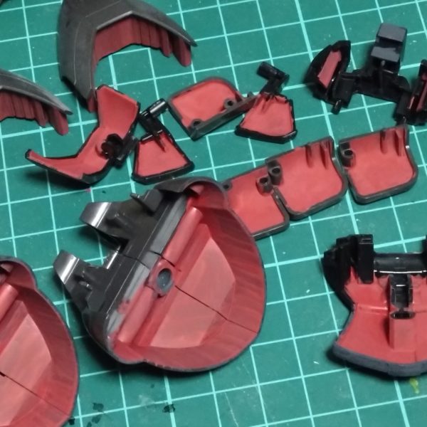 ほとんど進んでませんが少しディティール追加で装甲の内部をお気に入りのアクリジョンベースレッドで塗装しました。やはり塗装しているほうが楽しいです。作業に飽きないようにディティールアップと塗装やっていこうと思ってます。（3枚目）