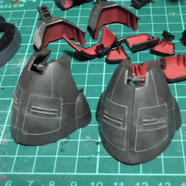 ほとんど進んでませんが少しディティール追加で装甲の内部をお気に入りのアクリジョンベースレッドで塗装しました。やはり塗装しているほうが楽しいです。作業に飽きないようにディティールアップと塗装やっていこうと思ってます。（2枚目）