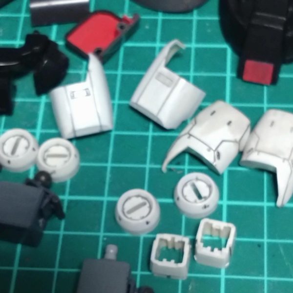 既に塗装しちゃいましたがバックパックからの動力パイプなのですが胴体に繋がるパーツは過去のアバターフミナで使ってしまったらしくて探しても無かったのでプラパイプで取り付けました。その動力パイプなのですがキットのままだと曲がり部分に隙間があるのが気になって隙間にパテ詰めしました。今後の塗装も考えて、とりあえず動力パイプは艶消しブラックで塗装。他にもディティール追加しながら塗装と思ってましたが既に塗装してます。スミ入れによるムラが出てますがまた塗装すると思うのであまり気にしないで進めます。&nbsp;（2枚目）