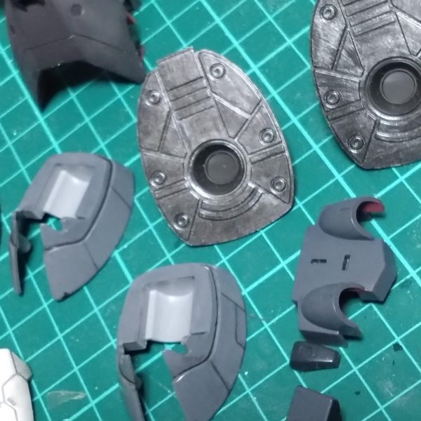 既に塗装しちゃいましたがバックパックからの動力パイプなのですが胴体に繋がるパーツは過去のアバターフミナで使ってしまったらしくて探しても無かったのでプラパイプで取り付けました。その動力パイプなのですがキットのままだと曲がり部分に隙間があるのが気になって隙間にパテ詰めしました。今後の塗装も考えて、とりあえず動力パイプは艶消しブラックで塗装。他にもディティール追加しながら塗装と思ってましたが既に塗装してます。スミ入れによるムラが出てますがまた塗装すると思うのであまり気にしないで進めます。&nbsp;（3枚目）