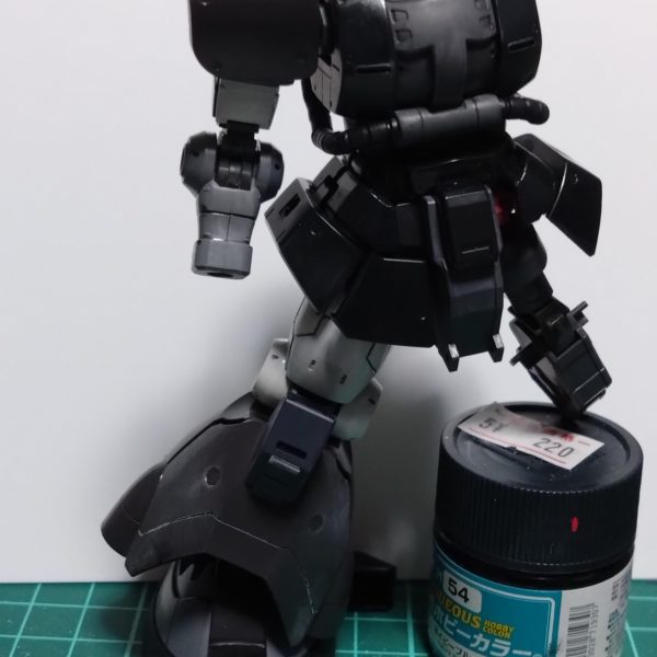 最近暇が無くて進んでませんでしたが今日は少し早く帰宅したので頭部にディティール追加しました。胴体はカラーリングのイメージができてないので何となく塗装していたものを仮組みしてみました。こんな感じでも良さそうなんですが自分のイメージでは試作機としての設定でどんなカラーにするか考え中です。（2枚目）