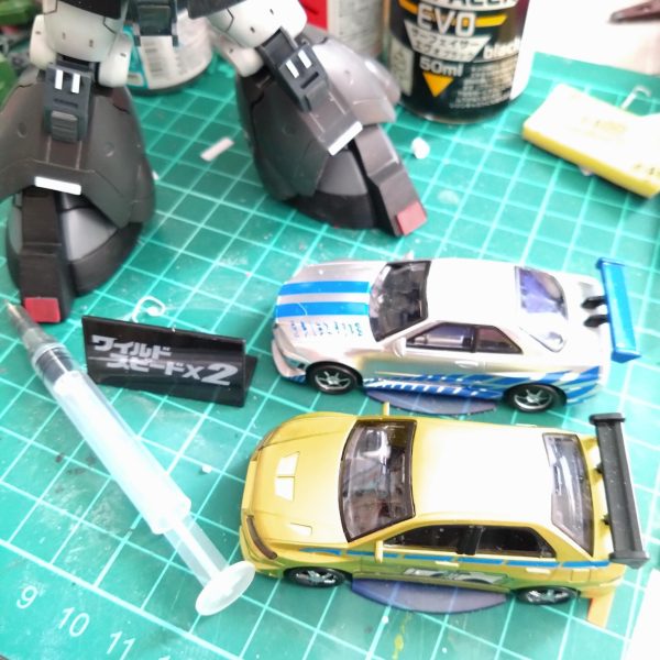 最近のドカ雪等で全然時間取れなく疲れもあって進んでませんが少しずつ。ディティールアップでリベット打ってみました。後はスジボリやプラ板で少しずつやってます。3枚目は先週ウォーフェアという映画観たあとワイスピガチャやってしまいました。手前の注射器のようなやつは最近導入したDr.RIVETというリベット制作の道具です。使用したところ結構便利です。悪い薬じゃありません。（3枚目）