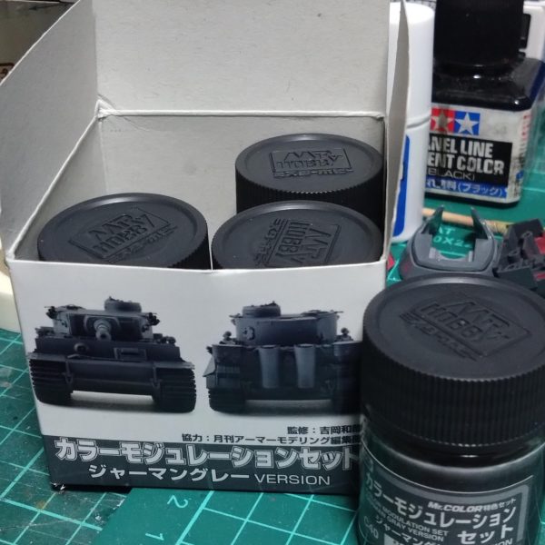 ここ何日か雪も少なく身体が休まり時間もとれたので少しずつ進めてます。面白い表現ができるかもとカラーモジュレーションセットなるものを買って使用してみてます。本来エアブラシで細かなグラデーションにしたほうが良いのでしょうが筆塗りでチャレンジしてます。もう少しドライブラシっぽくぼかすか、メリハリはっきりか悩みどころですが自分流に色重ねてみてます。自分では楽しみながら塗装してますがコレで良いのだろうか？（2枚目）