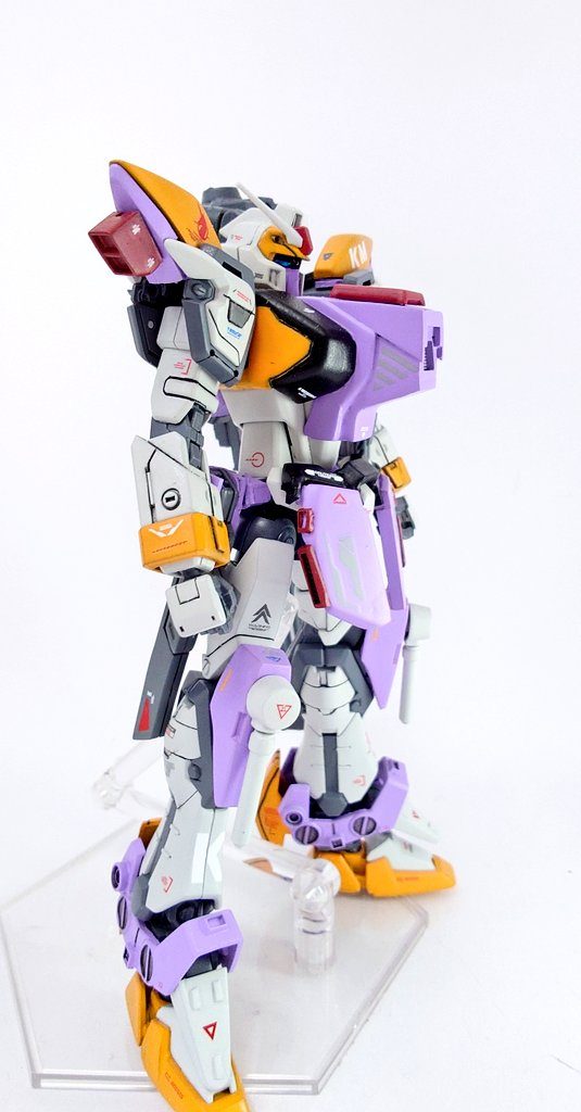 ぐるっと一周素体こそデュエルブリッツですが、アーマーには旧HGのデュエルも使用しています。デカールは手持ちの中から雰囲気が似ているものを選んでいます