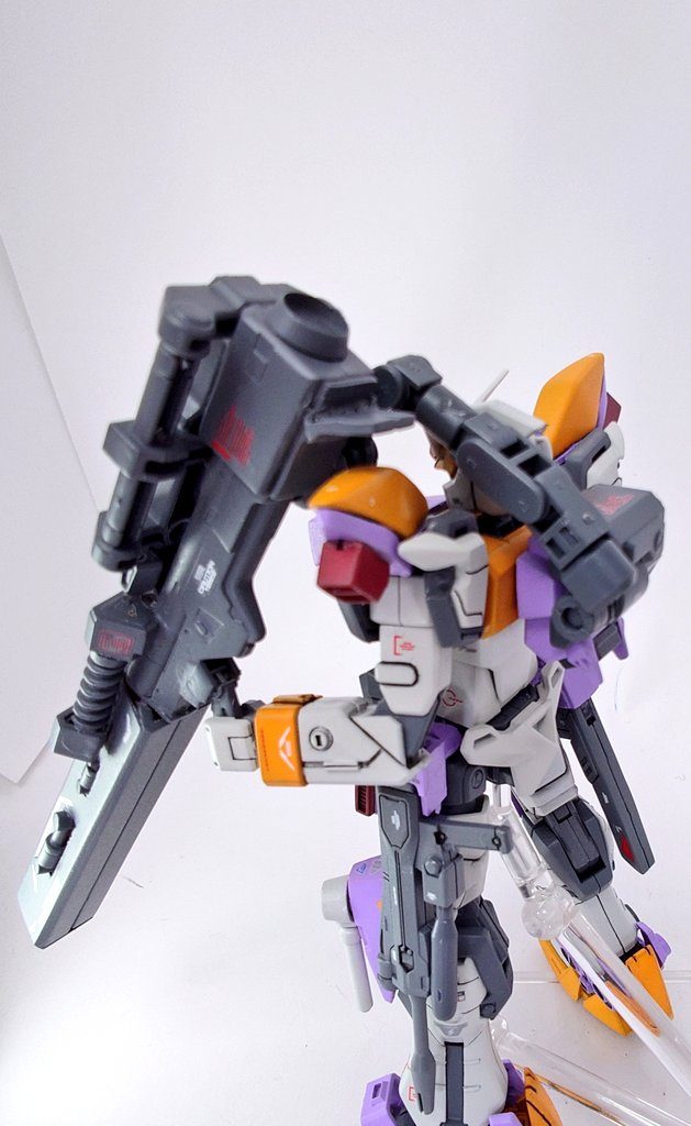 バズーカストライカー上記のゲイボルグ、バックパックはランチャーストライカーのパーツ。接続用のアームはフレキシブルに動く様に30mmのカスタムパーツを使用