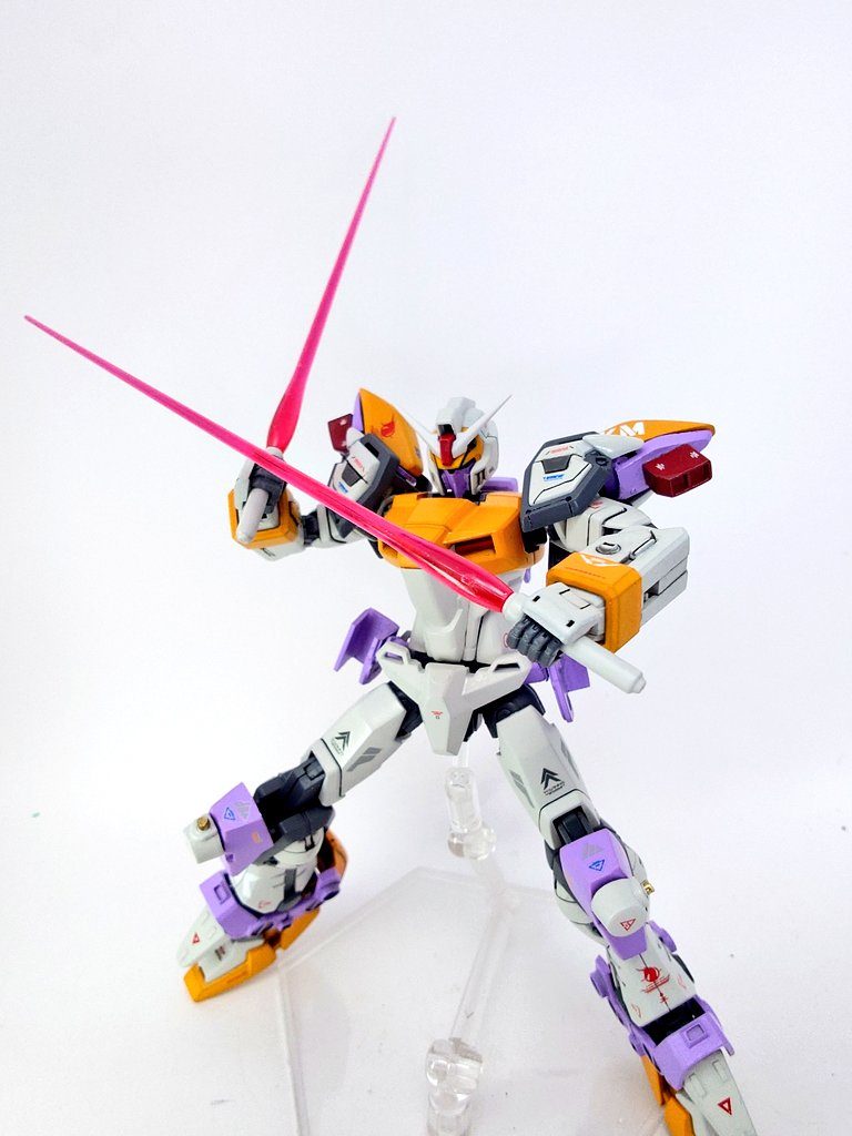 ビームサーベル膝に2本装備。そして、本機の特徴としてアウトレンジからの武器を使い切りなが距離を詰める戦法に合わせてアーマーを脱げる様にしています