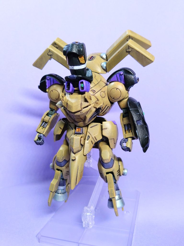 木星の小型機、アラナをベースとしている。宇宙世紀0153年ではすでに型落機体ではあるが。ガワの部分以外、その中身は別パーツでフルチューンされた別物のワンオフ機となっている。本来は10メートル級の小型機であったが。カスタムに次ぐカスタムで、18メートル級にまで大型化。サーカスの機体を開発する上での、テストベッドとした機体ともされ。シェルフ・ノズルの大型化や外付けの追加スラスターなどにより、機体のさらなる高機動化。他のサーカス機の、特徴的なパーツの実験もしていたと見られる。